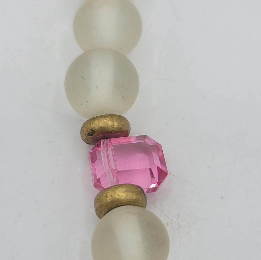 Frosted glass beaded necklace w/ pink faceted accents, brass spacers 80s Vintage - Picture 11 of 13